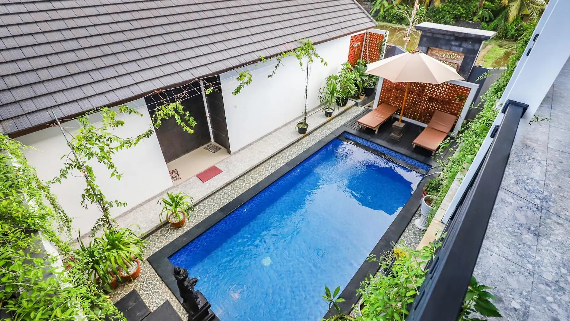 White Blue House 6 -Pvt Room, Shared Pool&Kitchen Ubud