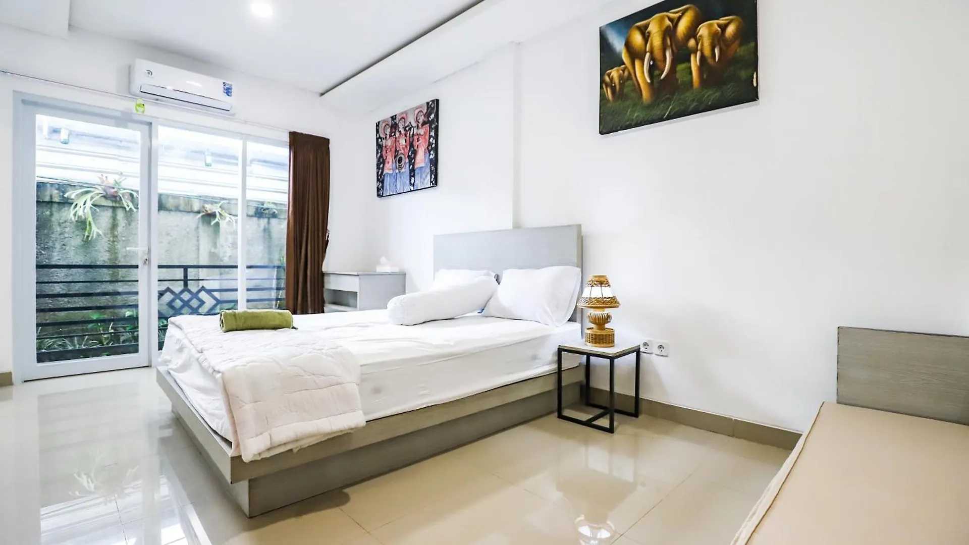 White Blue House 6 -Pvt Room, Shared Pool&Kitchen Ubud  Guest house
