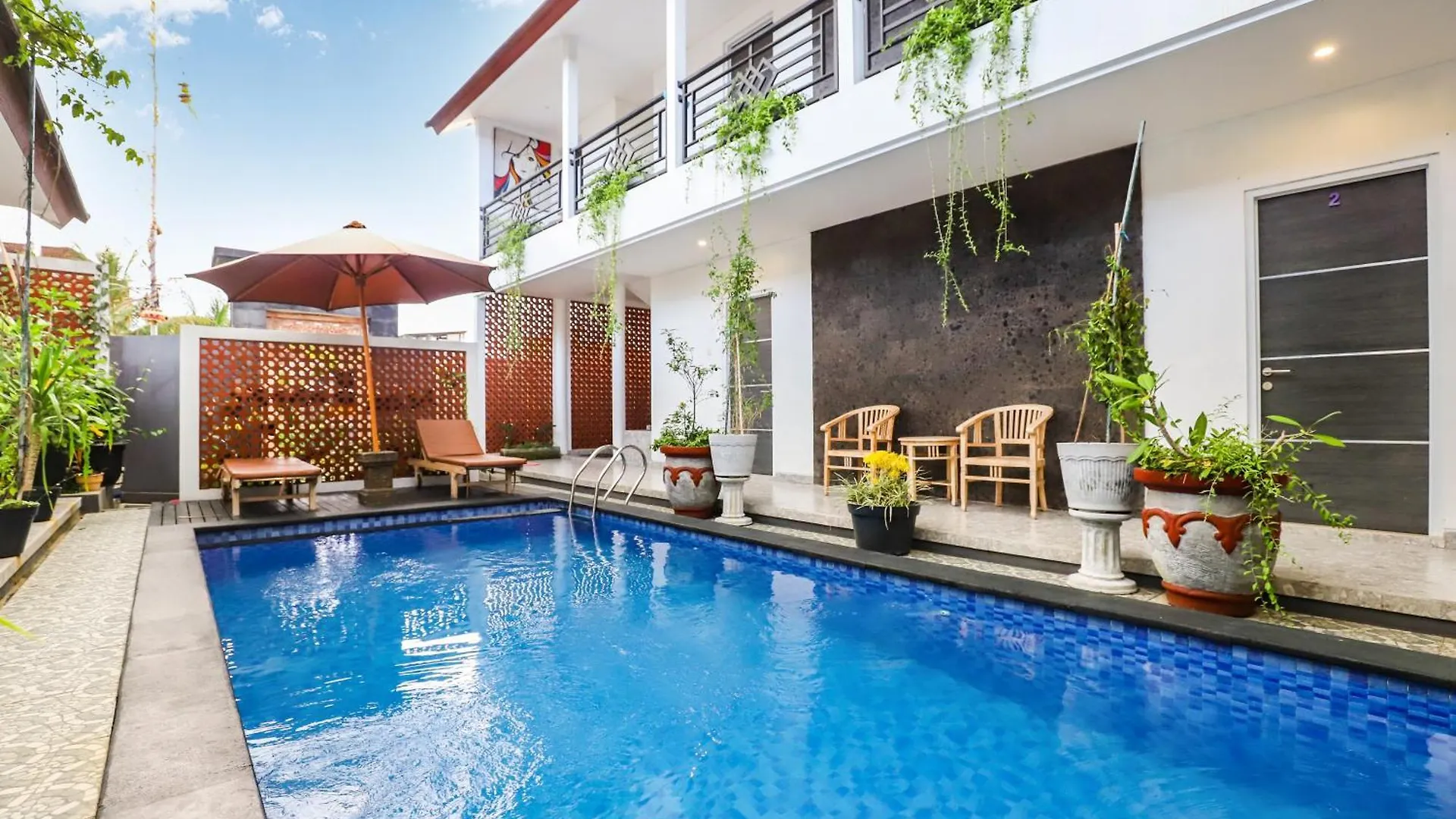 White Blue House 6 -Pvt Room, Shared Pool&Kitchen Ubud