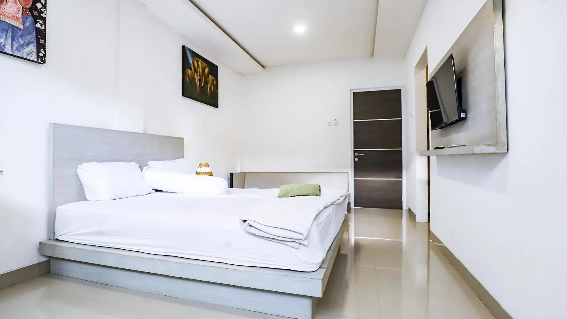 White Blue House 6 -Pvt Room, Shared Pool&Kitchen Ubud  Guest house