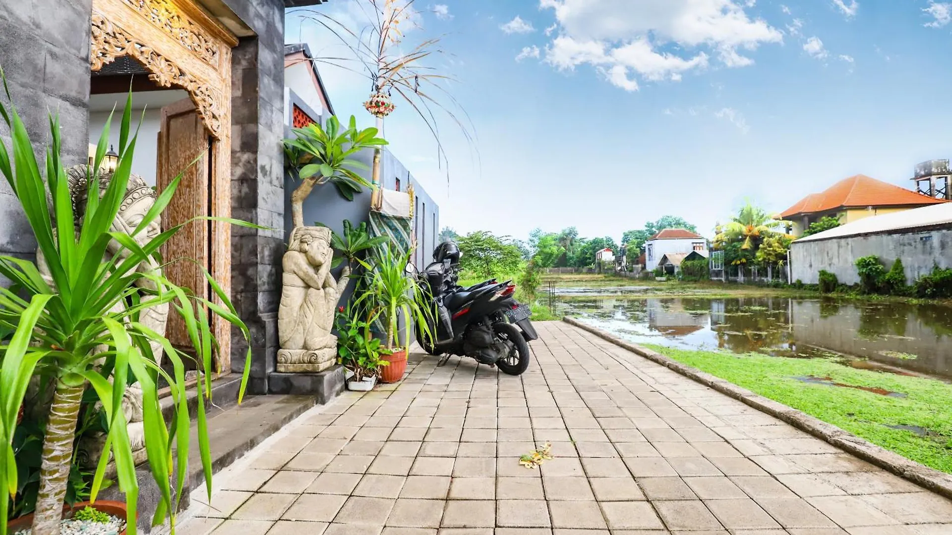 White Blue House 6 -Pvt Room, Shared Pool&Kitchen Ubud  Guest house