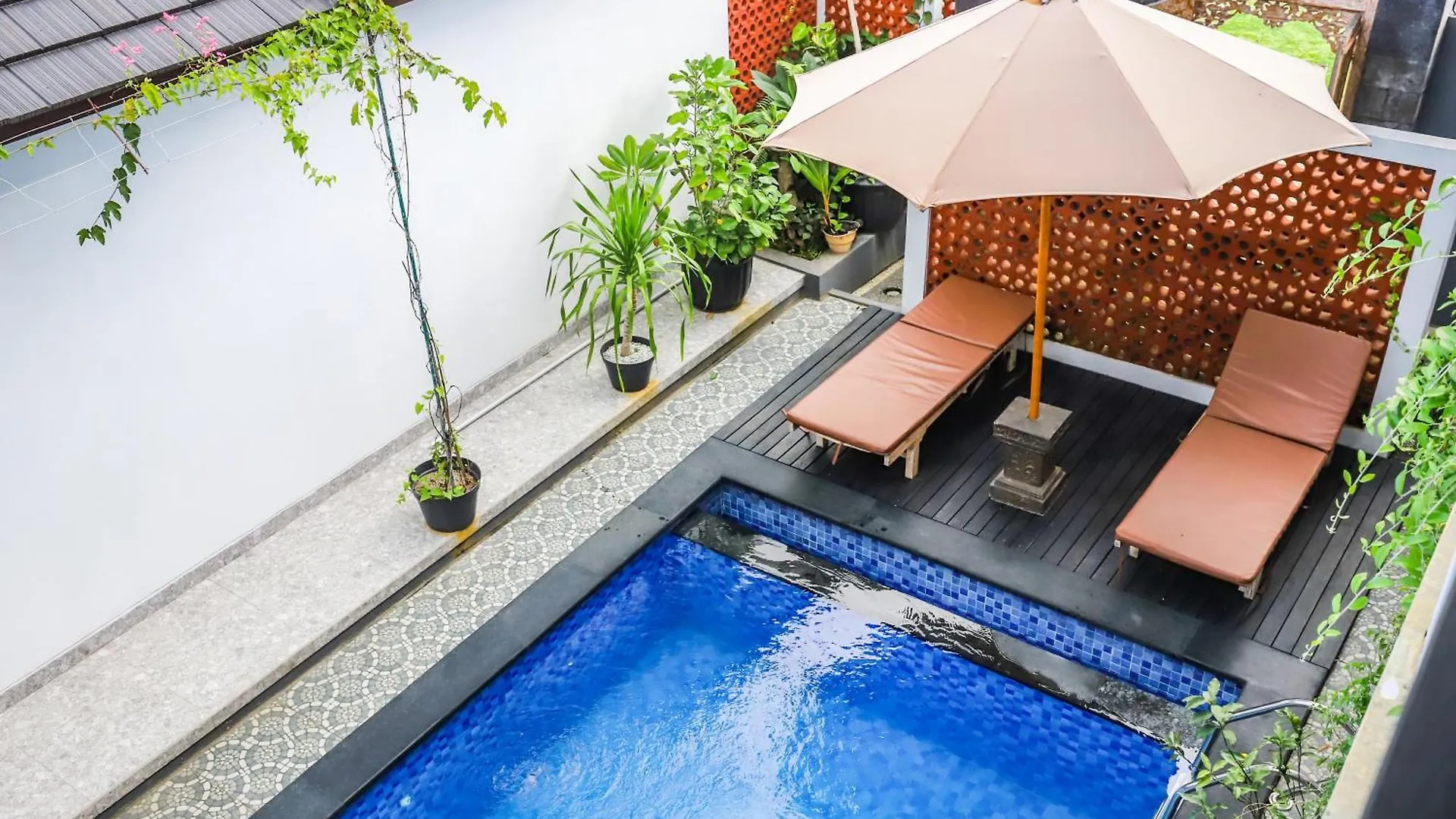 White Blue House 6 -Pvt Room, Shared Pool&Kitchen Ubud