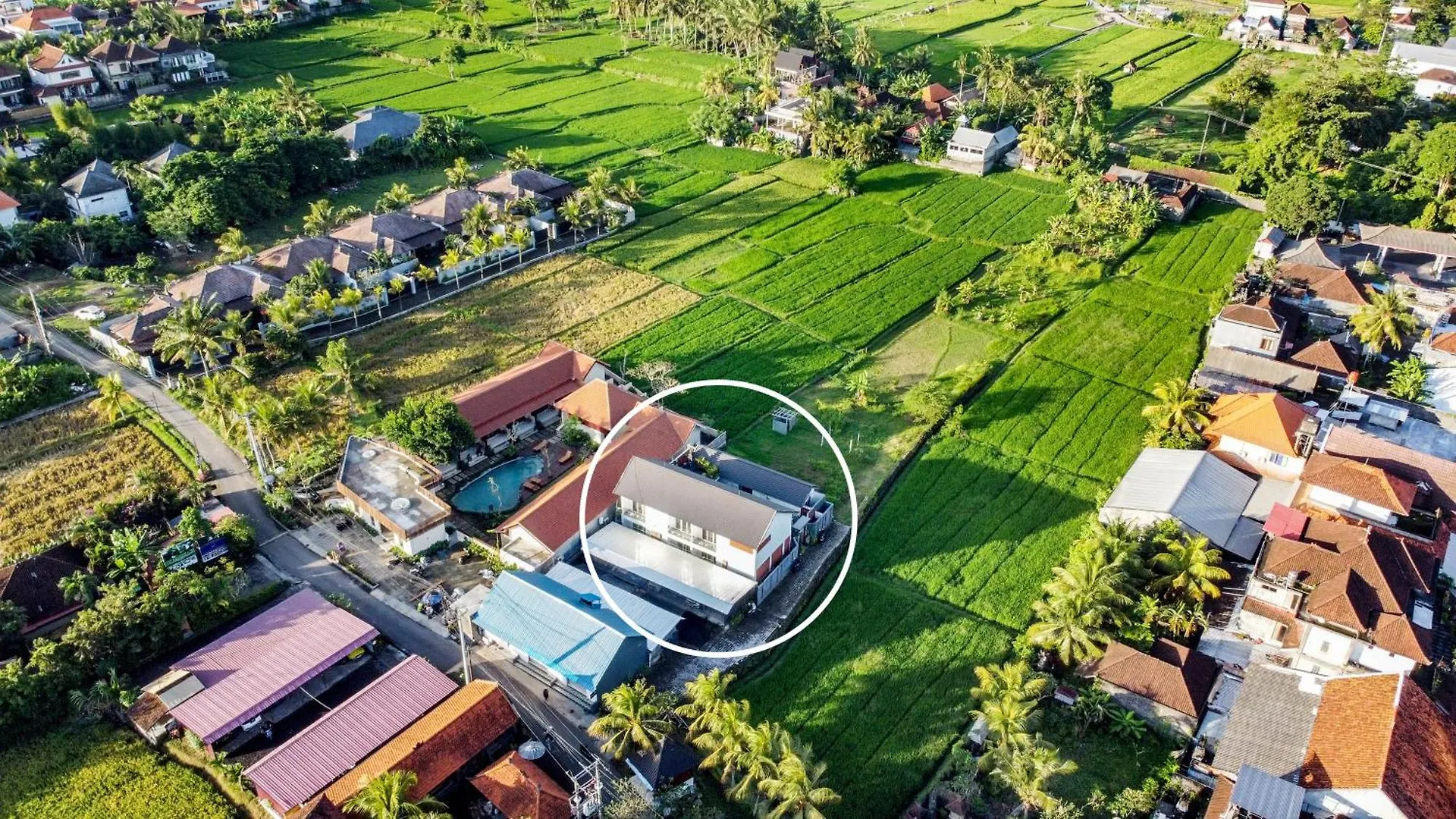 White Blue House 6 -Pvt Room, Shared Pool&Kitchen Ubud